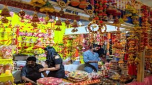 Diwali Business Data: दिवाली में लोकल व्यापारियों की बल्ले-बल्ले: 70% लोग लोकल व्यापारियों से करेंगे खरीदारी, हर चौथा कस्टमर करेगा 20 हजार तक खर्च!