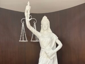 Nyay Ki Devi Ki Murti: सुप्रीम कोर्ट में नई न्याय की देवी: न्याय अब अंधा नहीं! आंखों से पट्टी हटी, हाथ में तलवार की जगह संविधान