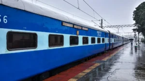 Railway Blue Coach Disabling: भारतीय रेलवे का बड़ा फैसला: अब नहीं दिखेंगे नीले रंग के डिब्बे