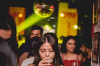 In which part of the body does alcohol remain at the highest level?