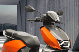 How many units of electricity does an electric scooter consume on a single charge?