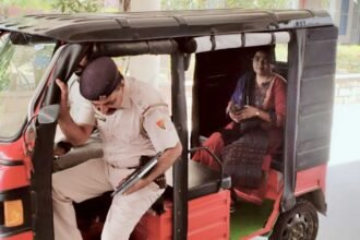 Jind DC ditches official vehicle for an e-rickshaw ride